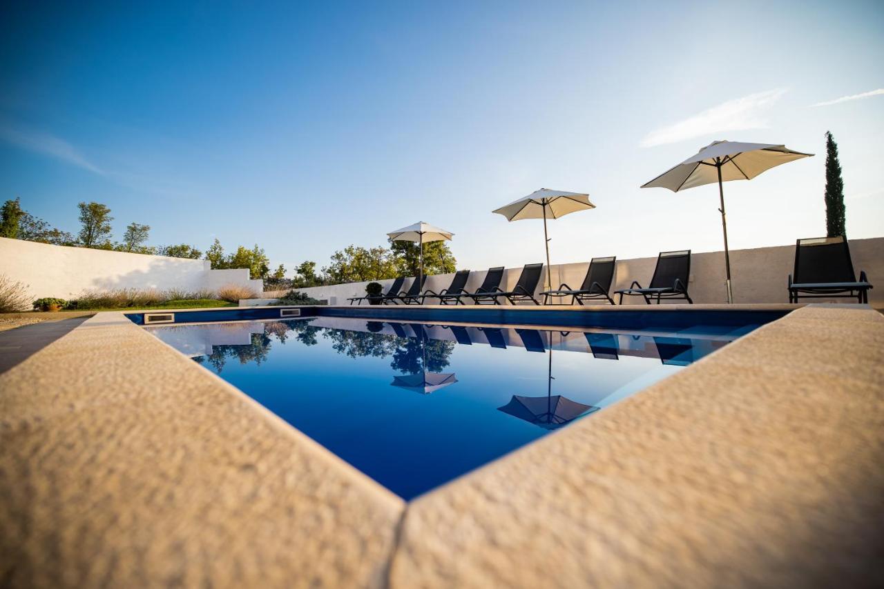 Royal Promons - Heated Pool Villa สตารีกราด-ปาเคลนีซา ภายนอก รูปภาพ