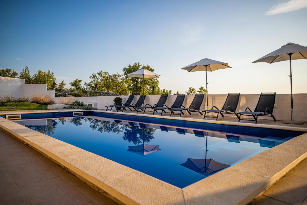 Royal Promons - Heated Pool Villa สตารีกราด-ปาเคลนีซา ภายนอก รูปภาพ