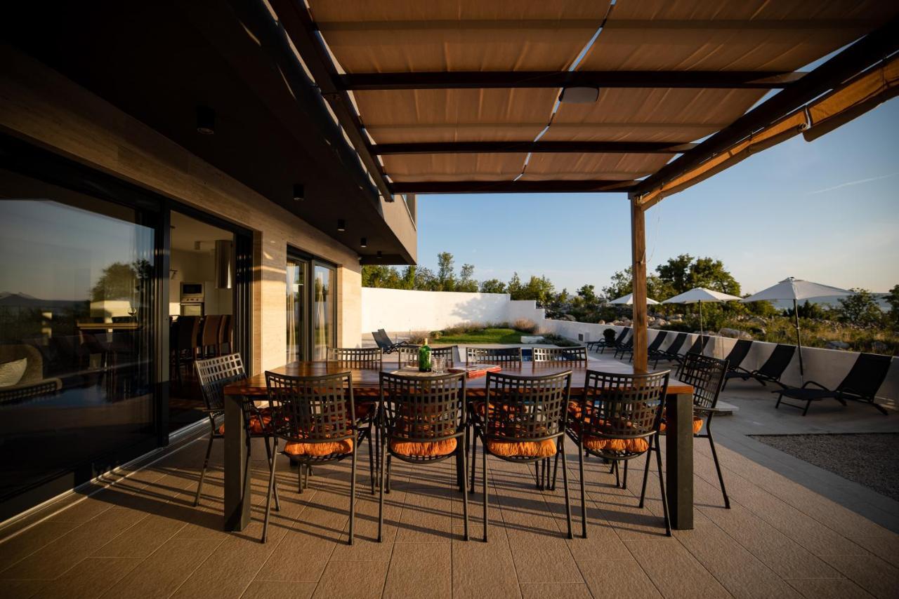 Royal Promons - Heated Pool Villa สตารีกราด-ปาเคลนีซา ภายนอก รูปภาพ