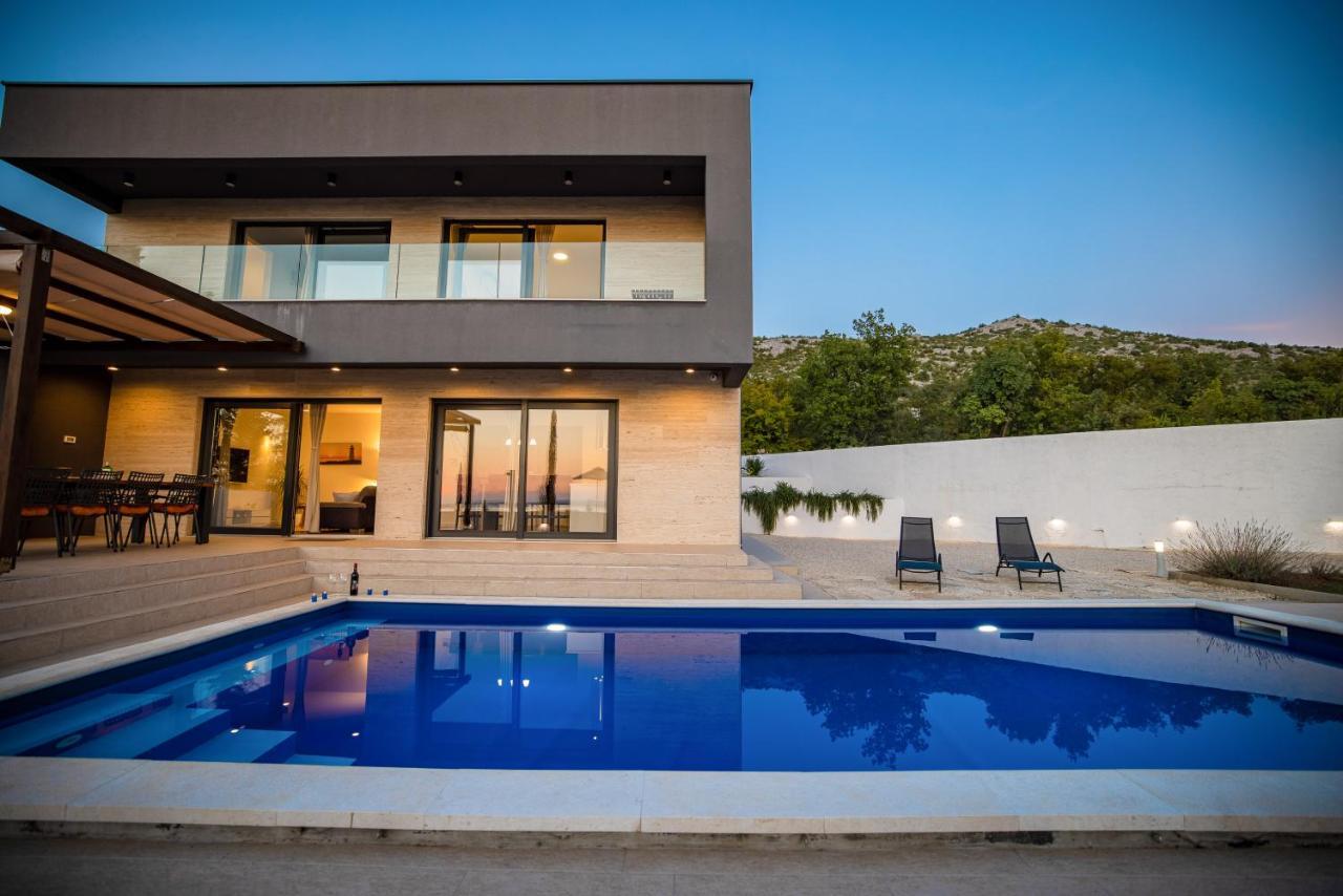 Royal Promons - Heated Pool Villa สตารีกราด-ปาเคลนีซา ภายนอก รูปภาพ