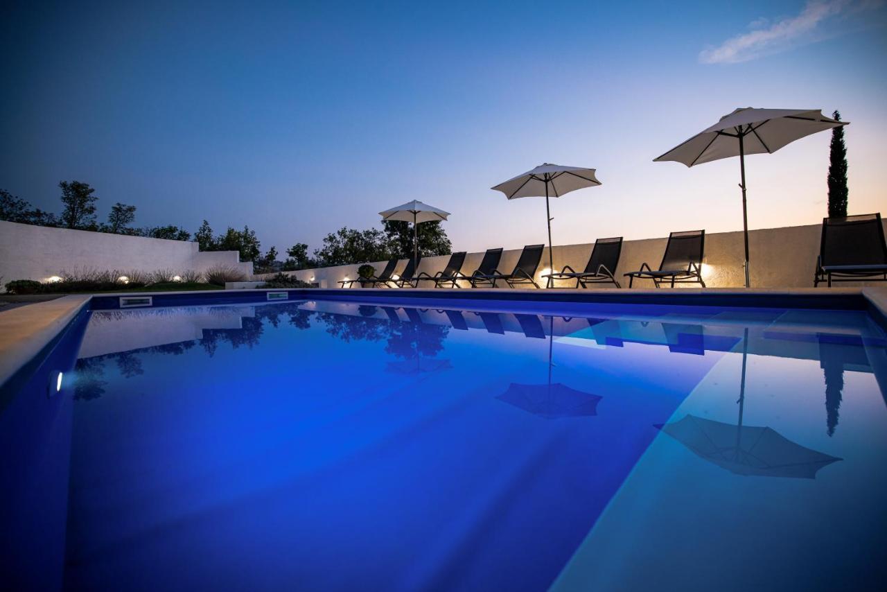 Royal Promons - Heated Pool Villa สตารีกราด-ปาเคลนีซา ภายนอก รูปภาพ