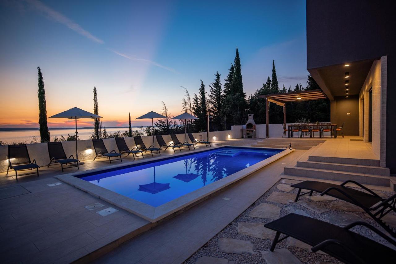Royal Promons - Heated Pool Villa สตารีกราด-ปาเคลนีซา ภายนอก รูปภาพ