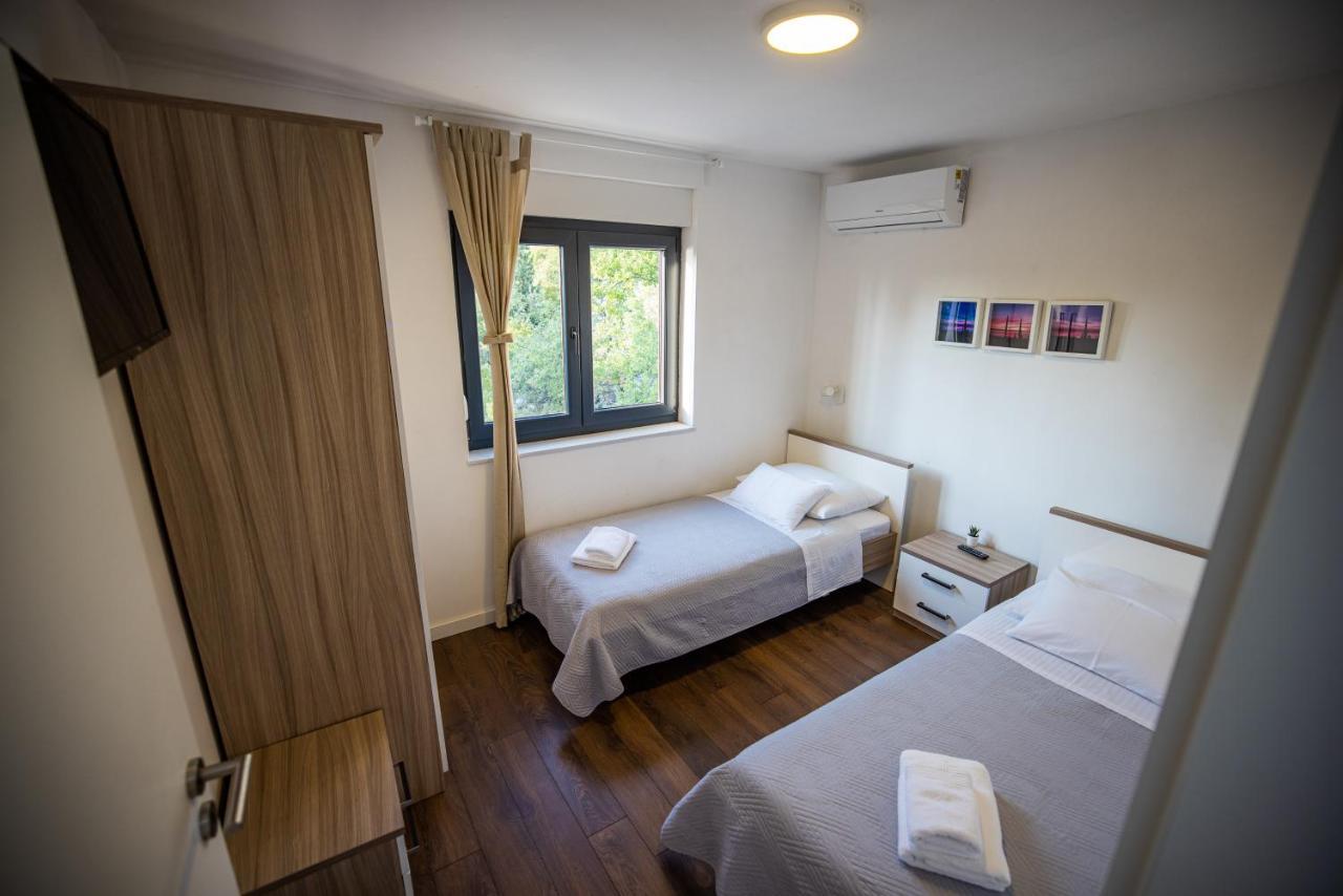Royal Promons - Heated Pool Villa สตารีกราด-ปาเคลนีซา ภายนอก รูปภาพ