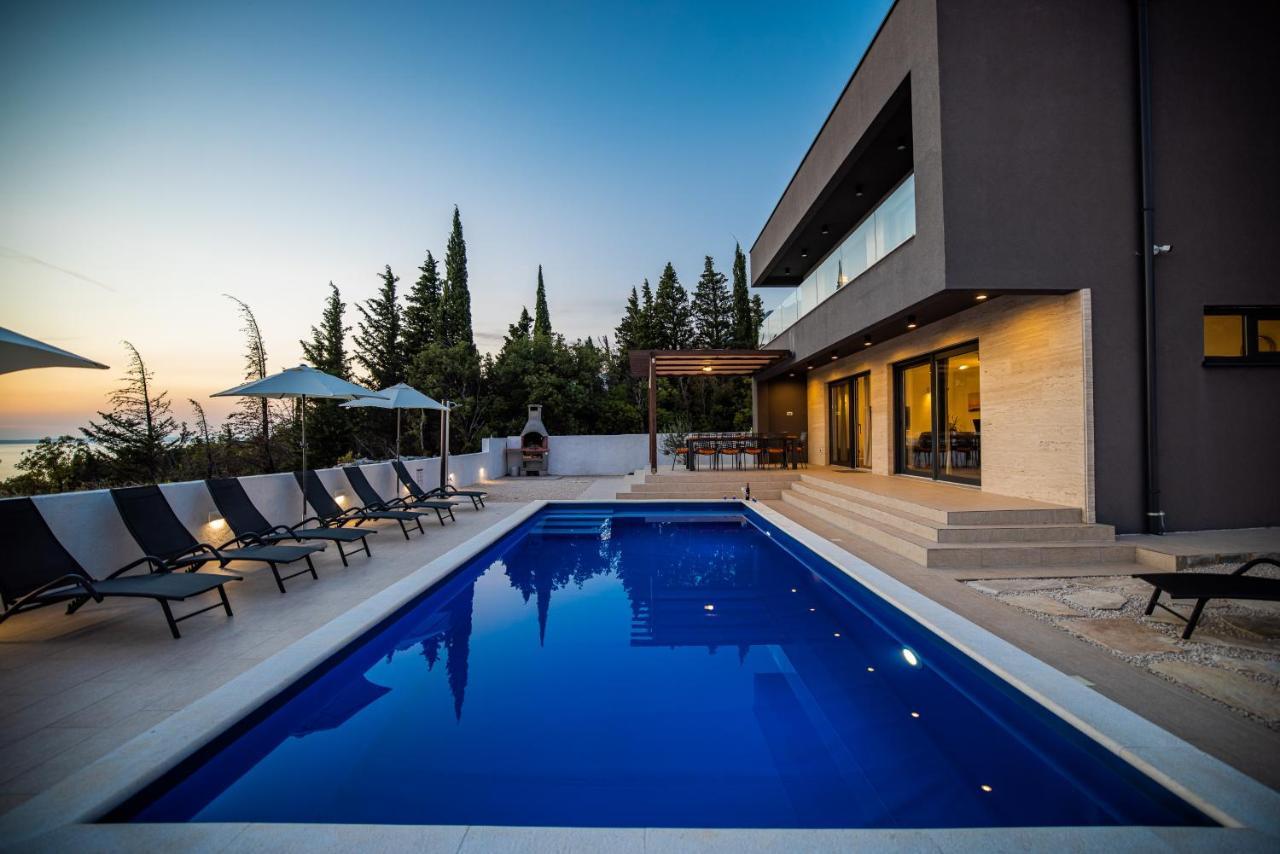 Royal Promons - Heated Pool Villa สตารีกราด-ปาเคลนีซา ภายนอก รูปภาพ