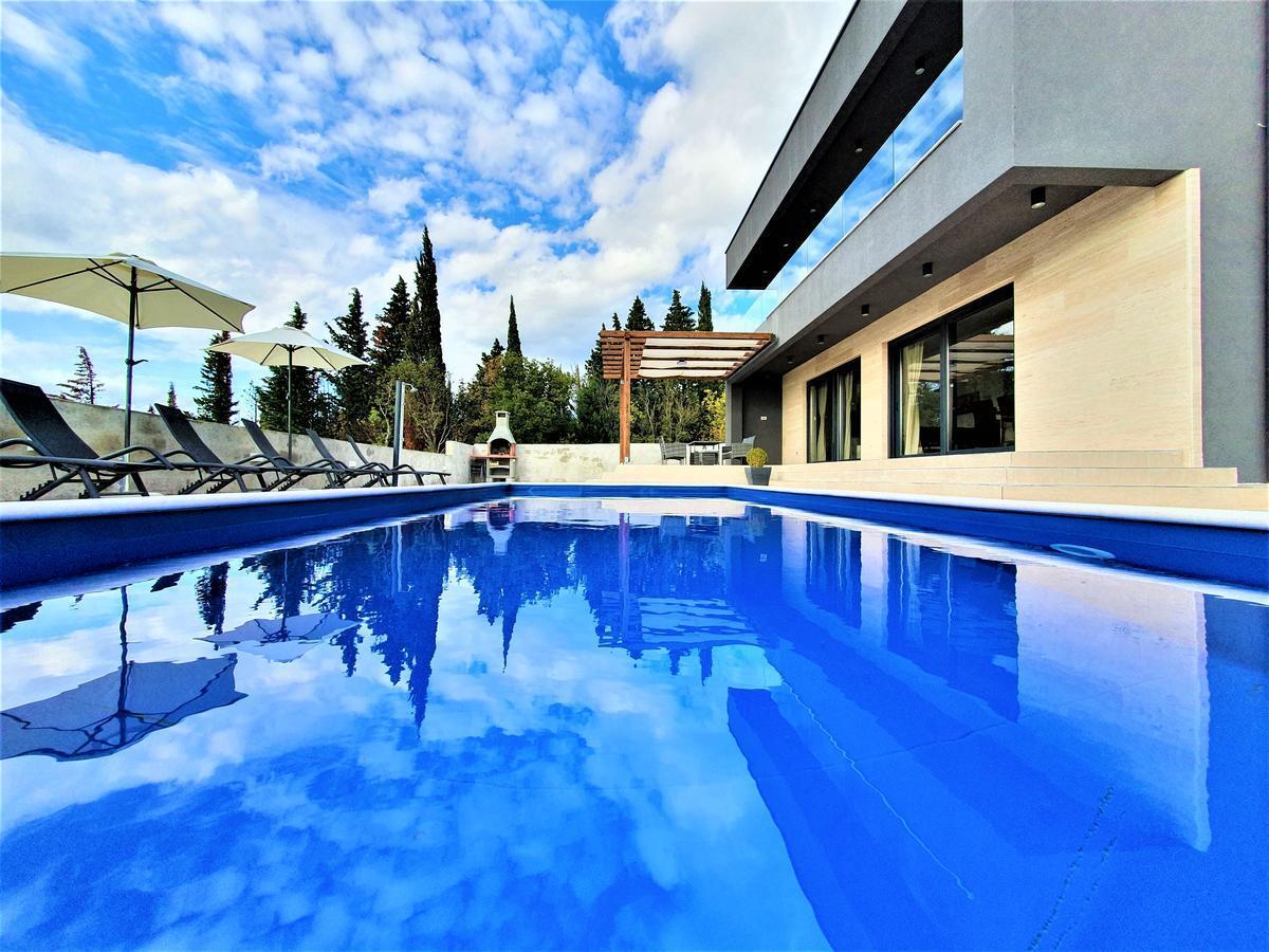 Royal Promons - Heated Pool Villa สตารีกราด-ปาเคลนีซา ภายนอก รูปภาพ